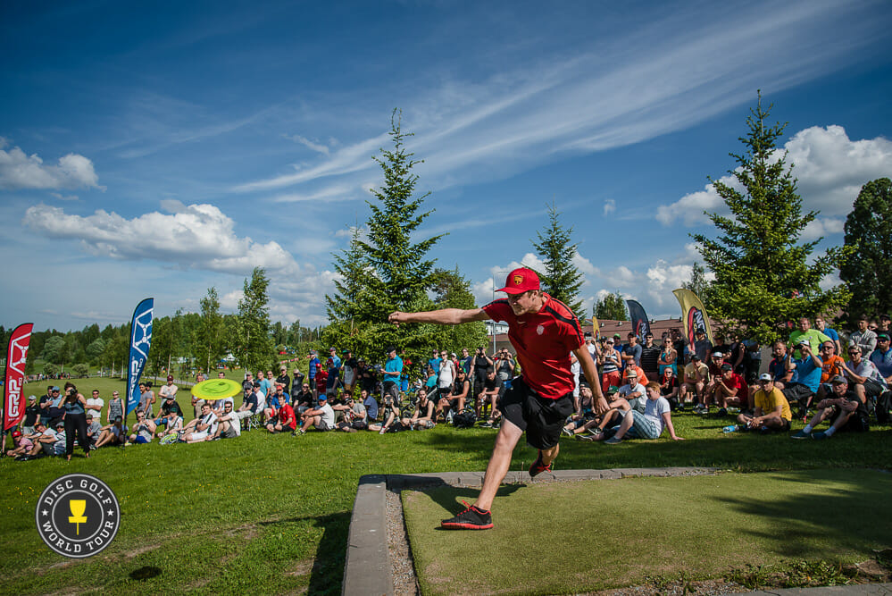 Simon Lizotte is out for at least two weeks after hurting his right knee. Photo: Eino Ansio, Disc Golf World Tour